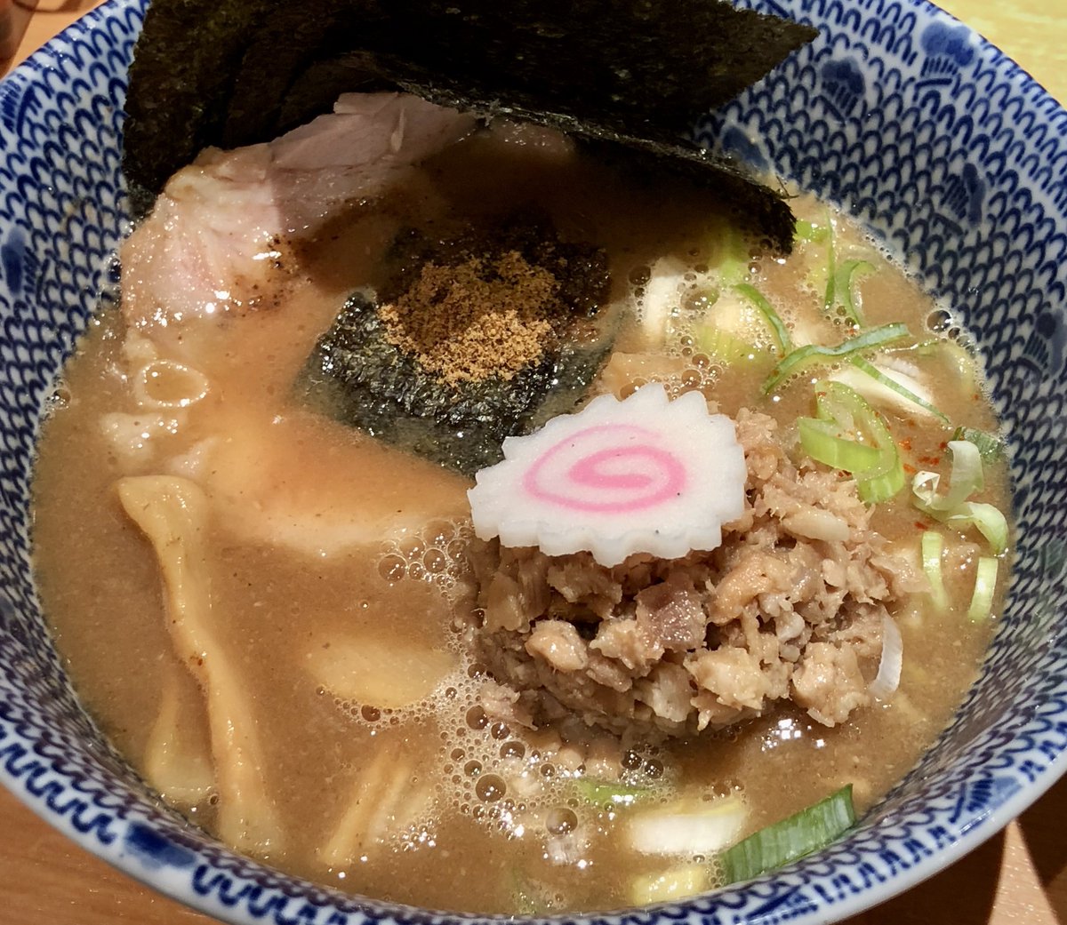 ka_zz_'s tweet photo. 六厘舎 東京ラーメンストリート店
特製生七味つけめん https://t.co/iNFKuU31W1