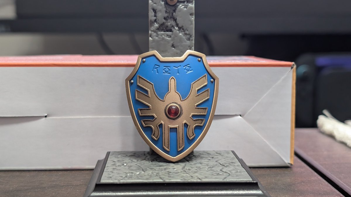 uzzuyuuta's tweet photo. 最近のドラクエグッズは争奪戦なので、ちと大人買い！
1個目はロトの盾！
ゆっくり開封しよう😌 https://t.co/gQnWJoqSMo