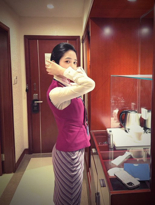 cherrydust176's tweet photo. 飞机上的洗手间不止可以用来自拍，还可以用来和粉丝亲热…  

这个粉丝特地坐了我在的航班，那不能让他失望呀。在洗手间里给他口了一会儿，感觉他都要射到我的嘴里了…   

机震应该没几个人试过吧，还有粉丝想感受下吗（睡觉前补发）#空姐 #反差 #日常生活 https://t.co/miWURVzAYj