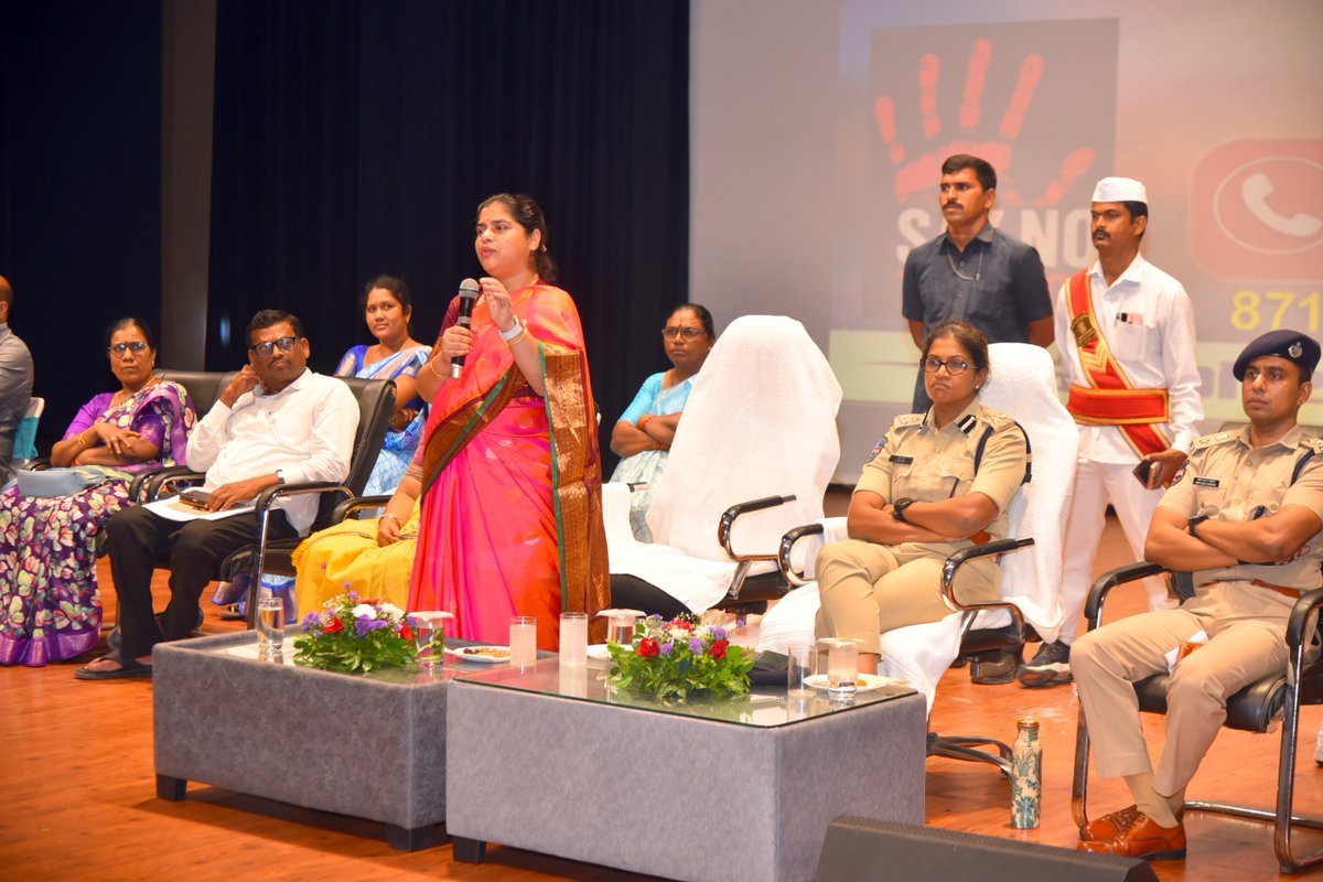 warangalpolice's tweet photo. పొలీస్ మరియు ప్రజల బాగస్వామ్యం తో కలసి ఈ రోజు సంఘమిత్ర కార్యక్రమం వరంగల్ జిల్లాలో ఘనంగా ప్రారంభం.

ఈ రోజు సంఘమిత్ర కార్యక్రమం లో భాగంగా  మొదటగా డ్రగ్స్‌ వినియోగం వల్ల కలిగే అనర్థాలపై ప్రజల్లో అవగాహన కల్పించేందుకు స్వయం సహాయ గ్రూపులకు చెందిన మహిళా సంఘాలలు ) గ్రామ దీపికలు (VOA), మెప్మా భాగస్వామ్యంతో డ్రగ్స్‌ అవగాహన కార్యక్రమం నిర్వహించడం జరిగింది. పోలీసు శాఖ మరియు ప్రజల భాగస్వామ్యంతో డ్రగ్స్‌ రహిత సమాజ నిర్మాణానికి ప్రతి ఒక్కరూ కృషి చేయాలని ఈ కార్యక్రమం ద్వారా అవగాహన కల్పించారు.

వరంగల్ లో“సంఘమిత్ర” కార్యక్రమం ద్వారా డ్రగ్స్‌ అంశంపై విస్తృతంగా అవగాహన కల్పించేందుకు చర్యలు చేపడుతున్నాము. SHG, VOA సంఘాల్లోని ప్రతి సభ్యురాలు ఈ కార్యక్రమంలో భాగస్వామిగా నిలిచి, మత్తు పదార్థాలకు వ్యతిరేకంగా ప్రతి అంశంపై అవగాహన సందేశాన్ని ప్రతి ఇంటికి, ప్రతి గడపకు తీసుకెళ్లాలని కోరుకుంటున్నాము. పోలీసులు–ప్రజల భాగస్వామ్యంతో ప్రజల్లో చైతన్యం తీసుకువచ్చి, వరంగల్ జిల్లాను మరింత సురక్షితమైన జిల్లాగా తీర్చిదిద్దడంలో సంఘమిత్ర ఒక బలమైన వారధిగా నిలవాలి.

SHG, వాలంటీర్స్, మెప్మా సభ్యుల ద్వారా 1.17 లక్షల మంది సభ్యులకు డ్రగ్స్‌ వ్యతిరేక అవగాహన డ్రగ్స్‌, గంజాయి వినియోగం వల్ల కలిగే అనర్థాలపై యువత, మహిళలు మరియు ప్రజల్లో విస్తృత అవగాహన కల్పించేందుకు “సంఘమిత్ర” కార్యక్రమాన్ని శనివారం హన్మకొండ లోని కాళోజి కళా క్షేత్రంలో ఏర్పాటు చేయడం జరిగింది. SHG గ్రూపులు 1,000 మెప్మా సభ్యుల ద్వారా 1.17 లక్షల మంది సభ్యులకు డ్రగ్స్‌ వ్యతిరేక అవగాహన కల్పిస్తూ, వారి ద్వారా జిల్లాలోని ప్రతి కుటుంబానికి డ్రగ్స్‌ వ్యతిరేక సందేశాన్ని చేరవేయడం ఈ కార్యక్రమం ప్రధాన లక్ష్యం.
“జనగామ జిల్లాలో మొదటిసారిగా ‘సంఘమిత్ర’ కార్యక్రమం నిర్వహించండింది. నేడు వరంగల్ జిల్లాలో  నిర్వహించడంతో పాటు మరికొద్ది రోజుల్లో హన్మకొండ జిల్లాలో సైతం మత్తు పదార్థాలు వ్యతిరేకంగా విస్తృతంగా సంఘ మిత్ర కార్యక్రమాన్ని నిర్వహిస్తాం.  SHG, వాలంటీర్స్, మెప్మా గ్రూపు సభ్యులు తలచుకుంటే గంజాయి నిర్మూలన సాధ్యమవుతుంది. ప్రతి గ్రామంలో, ప్రతి కుటుంబంలో డ్రగ్స్‌ వ్యతిరేక అవగాహన కల్పించడంలో మహిళా సంఘాల సభ్యులు కీలక పాత్ర పోషించాలి.ప్రతి తల్లి తన బిడ్డ భవిష్యత్తు గురించి ఆలోచించి, తన బిడ్డ డ్రగ్స్‌కు దూరంగా ఉండేలా చూడాలి. పిల్లల ప్రవర్తనలో మార్పులు కనిపిస్తే నిర్లక్ష్యం చేయకుండా వారితో మాట్లాడాలి. ప్రతి తల్లి బాధ్యత తీసుకుంటే గంజాయి, డ్రగ్స్‌ నిర్మూలన తప్పకుండా సాధ్యమవుతుంది.డ్రగ్స్‌, గంజాయి లేదా ఇతర మత్తు పదార్థాల వినియోగం, విక్రయం, సరఫరాకు సంబంధించిన సమాచారం ఎవరికైనా తెలిసిన వెంటనే పోలీస్ శాఖకు తెలియజేయాలి. ఎలాంటి భయం లేకుండా సమాచారాన్ని పోలీసులకు అందించండి. సమాచారం అందించిన వారి వివరాలను పూర్తిగా గోప్యంగా ఉంచుతాం. విలువైన సమాచారం అందించిన వారికి తగిన రివార్డు కూడా అందజేస్తాం.ప్రతి గ్రామ సమైక్య సభ్యురాలు ఒక *‘సంఘమిత్ర’*గా పనిచేసి, తన పరిధిలోని ప్రతి కుటుంబానికి డ్రగ్స్‌ వ్యతిరేక సందేశాన్ని చేరవేయాలి. మీ ద్వారా 1.17 లక్షల మంది సభ్యులకు, వారి ద్వారా ప్రతి కుటుంబానికి ఈ సందేశం చేరాలి.డ్రగ్స్‌కు బానిసైన వ్యక్తిని దూరం చేయకుండా, వారికి కౌన్సెలింగ్‌, వైద్య సహాయం మరియు కుటుంబ సహకారం అందేలా చూడాలి. సరైన సమయంలో సహాయం అందిస్తే వారిని తిరిగి సాధారణ జీవితంలోకి తీసుకురావచ్చు.

మన యువతను కాపాడుకోవడం మనందరి బాధ్యత. ప్రతి ఒక్కరూ బాధ్యతగా ముందుకు వచ్చి పోలీస్ శాఖకు సహకరించాలి. డ్రగ్స్‌కు NO చెప్పండి – జీవితానికి YES చెప్పండి.డ్రగ్స్‌ నిర్మూలన లక్ష్యంగా, ప్రతి కుటుంబానికి డ్రగ్స్‌ వ్యతిరేక అవగాహన సందేశాన్ని చేరవేయాలనే ఉద్దేశంతోనే ‘సంఘమిత్ర’ కార్యక్రమాన్ని ప్రారంభించాం. డ్రగ్స్‌ రహిత సమాజ నిర్మాణానికి ప్రజలందరూ భాగస్వాములై పోలీస్ శాఖకు సహకరించాలి”.

వరంగల్ జిల్లా కలెక్టర్ డా. సత్య శారద ఐఏఎస్  మాట్లాడుతూ:
“డ్రగ్స్‌ సమస్య కేవలం పోలీస్ శాఖకు సంబంధించిన అంశం కాదు. ఇది మొత్తం సమాజానికి సంబంధించిన సమస్య. అందరం కలిసికట్టుగా దీనిని ఎదుర్కోవాలి.యువతను సన్మార్గంలో నడిపించడంలో తల్లిదండ్రులు, కుటుంబాలు, విద్యాసంస్థలు మరియు గ్రామ సమైక్య సంఘాలు కీలక పాత్ర పోషించాలి.ప్రతి కుటుంబంలో డ్రగ్స్‌ వ్యతిరేక అవగాహన కల్పించాలి. తల్లిదండ్రులు పిల్లలతో స్నేహపూర్వకంగా మాట్లాడి వారి సమస్యలను తెలుసుకోవాలి. యువతను మంచి మార్గంలో నడిపించేందుకు ప్రతి ఒక్కరూ బాధ్యత తీసుకోవాలి

ఈస్ట్ జోన్ డీసీపీ అంకిత్ కుమార్ మాట్లాడుతూ:
“సంఘమిత్ర కార్యక్రమంలో పాల్గొంటున్న ప్రతి SHG సభ్యుడు తన గ్రామంలో డ్రగ్స్‌ వ్యతిరేక అవగాహన కల్పిస్తూ ఒక సైనికుడిగా పనిచేయాలి.ప్రతి కుటుంబంతో మాట్లాడి డ్రగ్స్‌, గంజాయి వల్ల కలిగే ప్రమాదాలను వివరించాలి. ముఖ్యంగా యువత డ్రగ్స్‌కు ఆకర్షితులు కాకుండా తల్లిదండ్రులు, కుటుంబ సభ్యులు వారికి సరైన మార్గదర్శనం చేయాలి.డ్రగ్స్‌ విక్రయం, సరఫరా లేదా వినియోగానికి సంబంధించిన సమాచారం తెలిసిన వెంటనే పోలీసులకు తెలియజేయాలి. ప్రజల సహకారంతో డ్రగ్స్‌ నిర్మూలనకు సమిష్టిగా కృషి చేద్దామన్నారు” 

డ్రగ్స్‌ వ్యసనం నుంచి బయటపడిన వ్యక్తి సందేశం:
కార్యక్రమంలో గతంలో డ్రగ్స్‌కు బానిసై, అనంతరం వాటిని పూర్తిగా వదిలి సాధారణ జీవితంలోకి తిరిగి వచ్చిన వ్యక్తి తన అనుభవాలను పంచుకున్నారు.“డ్రగ్స్‌ నాకు కొన్ని గంటల మత్తును ఇచ్చాయి… కానీ నా కుటుంబానికి ఎన్నో రోజుల కన్నీళ్లను ఇచ్చాయి. ఏ యువకుడూ నా పరిస్థితికి రావద్దు. డ్రగ్స్‌ను ఒక్కసారి కూడా ప్రయత్నించవద్దు” 

డ్రగ్స్‌ అవేర్‌నెస్ స్కిట్:
డ్రగ్స్‌ వల్ల కలిగే దుష్పరిణామాలపై అవగాహన కల్పించేందుకు పాఠశాల విద్యార్థినులు ప్రత్యేకంగా డ్రగ్స్‌ అవేర్‌నెస్ స్కిట్ ప్రదర్శించారు. యువత, కుటుంబాలు డ్రగ్స్‌ కారణంగా ఎదుర్కొనే సమస్యలను ప్రదర్శన ద్వారా వివరించారు.

ప్రత్యేక వీడియోల ద్వారా అవగాహన:
కార్యక్రమంలో గౌరవ ముఖ్యమంత్రి గారి ప్రసంగాల వీడియోలు, గౌరవ DGP గారి సందేశాల వీడియోలు, తెలంగాణ నార్కోటిక్స్ బ్యూరో (TG NAB) డైరెక్టర్ గారి అవగాహన వీడియోలు మరియు ఇతర ప్రముఖుల డ్రగ్స్‌ వ్యతిరేక సందేశాల వీడియోలను ప్రదర్శించారు.వీటి ద్వారా డ్రగ్స్‌ వల్ల కలిగే అనర్థాలు, యువతపై వాటి ప్రభావం మరియు డ్రగ్స్‌ నిర్మూలనలో ప్రతి ఒక్కరి బాధ్యతపై అవగాహన కలిపించాము. 

ఈ కార్యక్రమంలో వరంగల్ జిల్లా కలెక్టర్ డా. సత్య శారద, అడిషనల్ కలెక్టర్ వై. వి. గణేష్, ఐ.ఏ.ఎస్, ఈస్ట్ జోన్ డీసీపీ అంకిత్ కుమార్, పిడి డిఆర్డీఓ నాగ పద్మజ, జిల్లా వైద్యాధికారి రాజిరెడ్డి, అడిషనల్ ప్రాజెక్టు డైరెక్టర్ శ్రీనివాస్, మామూనూర్ ఏసీపీ వెంకటేష్, గీసుగొండ ఇన్స్ స్పెక్టర్ విశ్వేశ్వర్, సైకియాట్రిస్ట్ డాక్టర్ భరత్, జిల్లా సమైక్య సంఘం అధ్యక్షురాలు శ్రీమతి రజిత, టిఎల్ ఎఫ్ అధ్యక్షురాలు పద్మ తో పాటు వెయ్యి కి పై వివిధ మహిళ సంఘాల సభ్యులు SIలు మరియు ఇతర పోలీస్ సిబ్బంది తదితరులు పాల్గొన్నారు.

“ప్రతి తల్లి చైతన్యవంతమైతే – ప్రతి కుటుంబం సురక్షితం.”
“ప్రతి కుటుంబం చైతన్యవంతమైతే – డ్రగ్స్‌ రహిత సమాజం సాధ్యమే.”
అనే సందేశంతో సంఘమిత్ర కార్యక్రమాన్ని వరంగల్ లో ఘనంగా ప్రారంభించాము.

ఎన్. శ్వేత, ఐపిఎస్
వరంగల్ పోలీస్ కమిషనర్
@TelanganaDGP @TelanganaCOPs