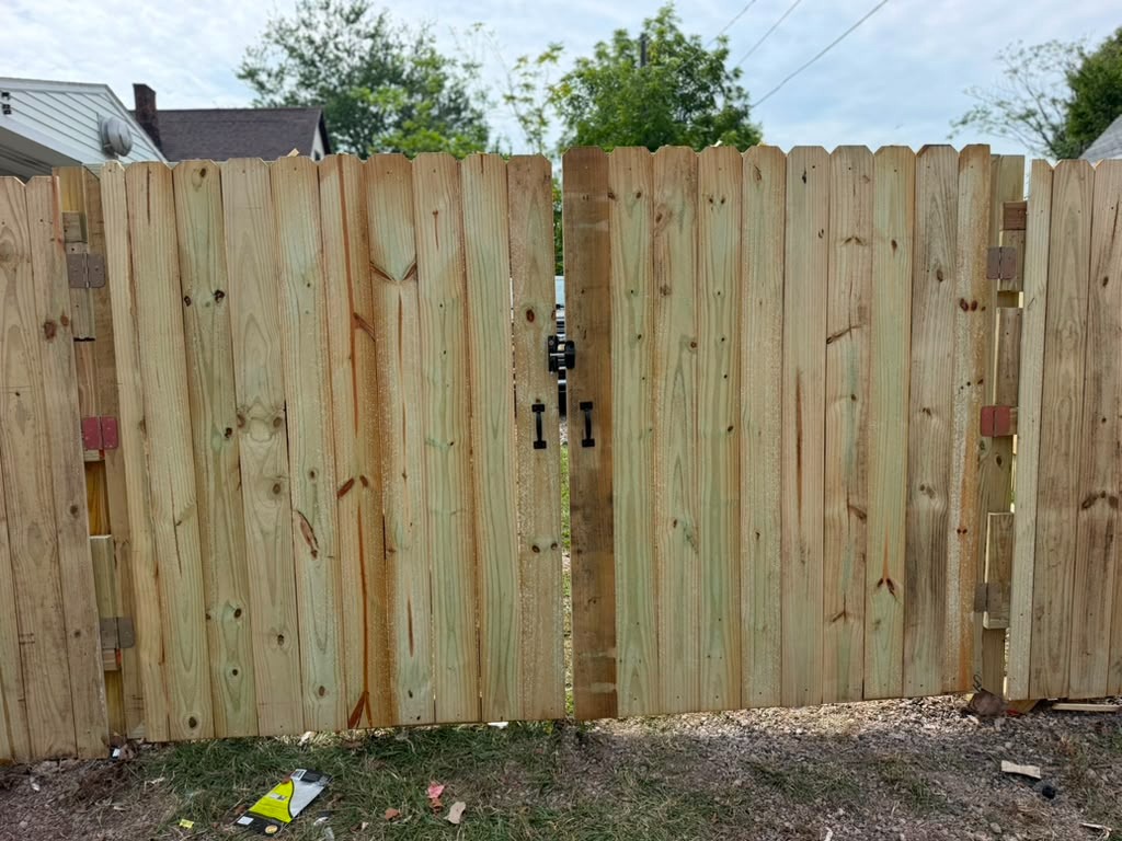 kd_fencesyracus's tweet photo. Natural wood. Clean lines. More privacy. 🌿

This wood fence creates a defined boundary and a more private, comfortable backyard without overcomplicating the design.

📞 Thinking about a new fence? Get your FREE estimate: (315) 756-6464

#WoodFence #FenceInstallation #SyracuseNY https://t.co/NdTU29UVU5
