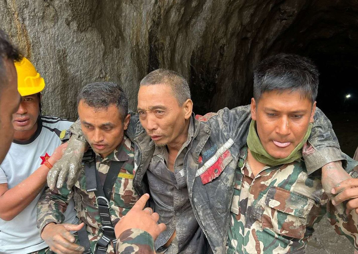 NomadNep's tweet photo. The government could have saved more lives, but the Nepal Army and Police should be rewarded. https://t.co/Zh77aDqQ4m