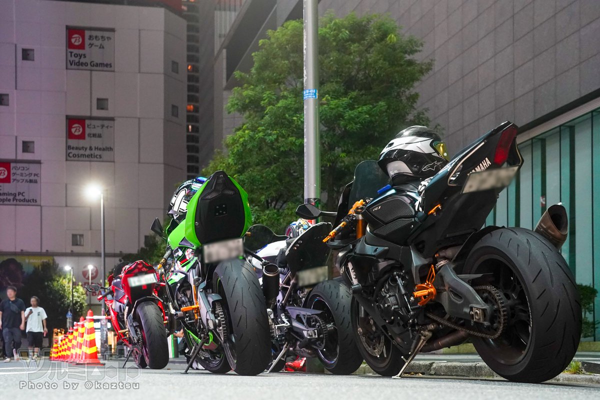kaztsu's tweet photo. 秋葉原・中央通り、深夜騒音バイク＋車両が迷惑すぎて困ってる件。先週はダイビル裏の通路が閉鎖され警察が見まわっていたが今週は見かけず。迷惑騒音バイクをのさばらせているようだった https://t.co/XeDe845pp8
