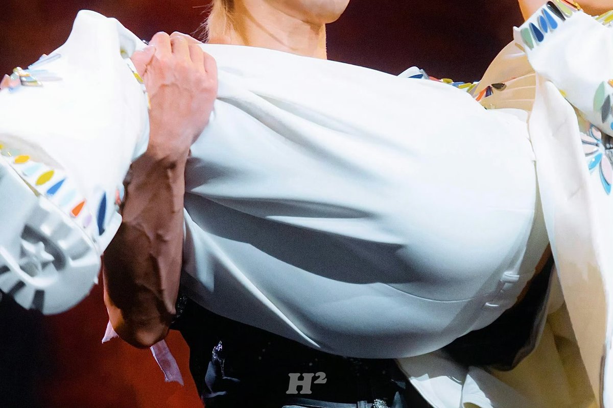 dancingice0106's tweet photo. IM DEAD. THOSE VEINY ARMS. 😭😭😭😭😭🤧🤧🤧🤧 https://t.co/vWYmGFwdlZ