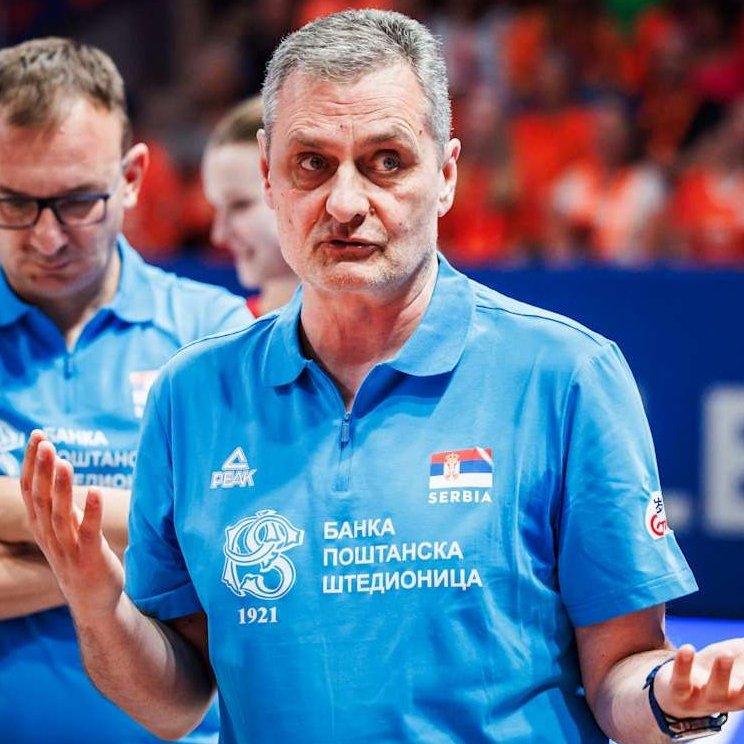 Temmzvolley's tweet photo. "TÜRKİYE'DE İŞ ARAMASIN"

Mehmet Akif Üstündağ, Zoran Terzic'e büyük tepki gösterdi

"Bir şey daha altını çizmek istiyorum. Bu ülkeden ekmek yiyorsunuz. Bu ülkeden yatırım yapıyorsunuz. Ve bu ülkenin millî takımında ve kulüplerinde görev almak için gayret sarf edip istekte, arzuda ve araya devreye sokmadığınız kimseler kalmayacak.

Ama bugün sizi geçmişte de bağrına basan taraftarın önünde, bu ülkenin önünde, rakip takımın koçu için söylüyorum: Sen bugün burada yaptığın bu provokatif hareketler ve ihanetten dolayı bence bundan sonra da Türkiye'de iş aramasın, diyorum. Çok kırgınız bu olmamalıydı."

( TRT Spor )