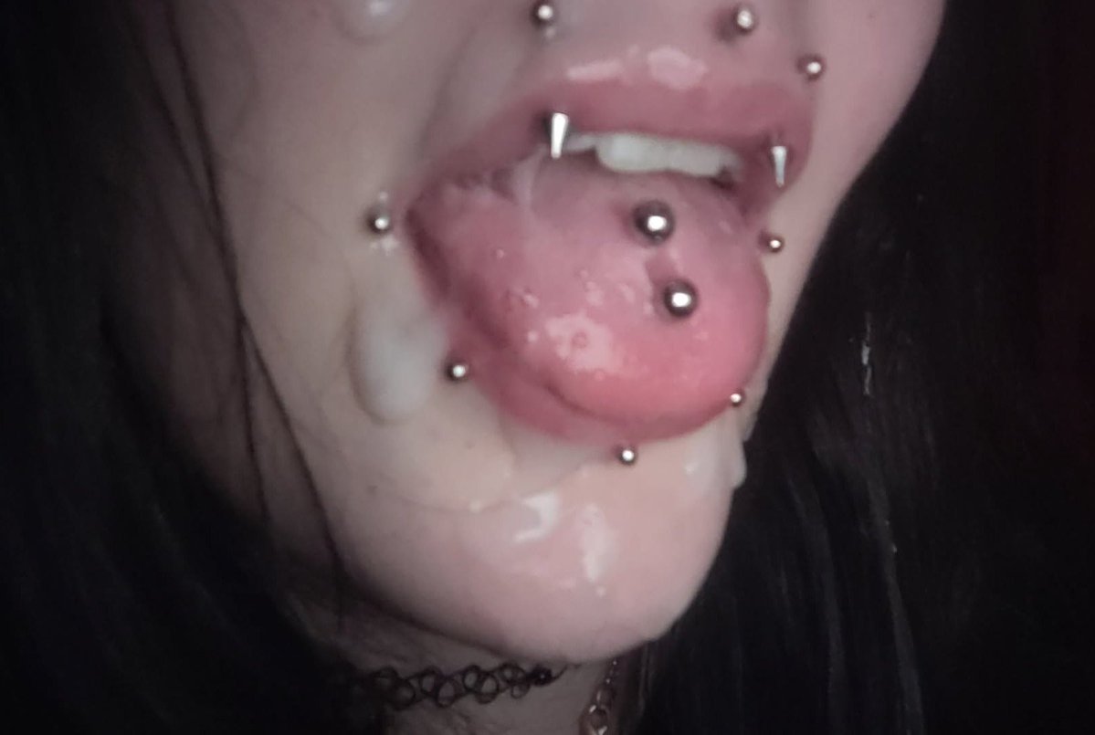 Lastplacegrl's tweet photo. Got too high and let my ex paint my face #Nsfwtwt https://t.co/aocQNh8vPy
