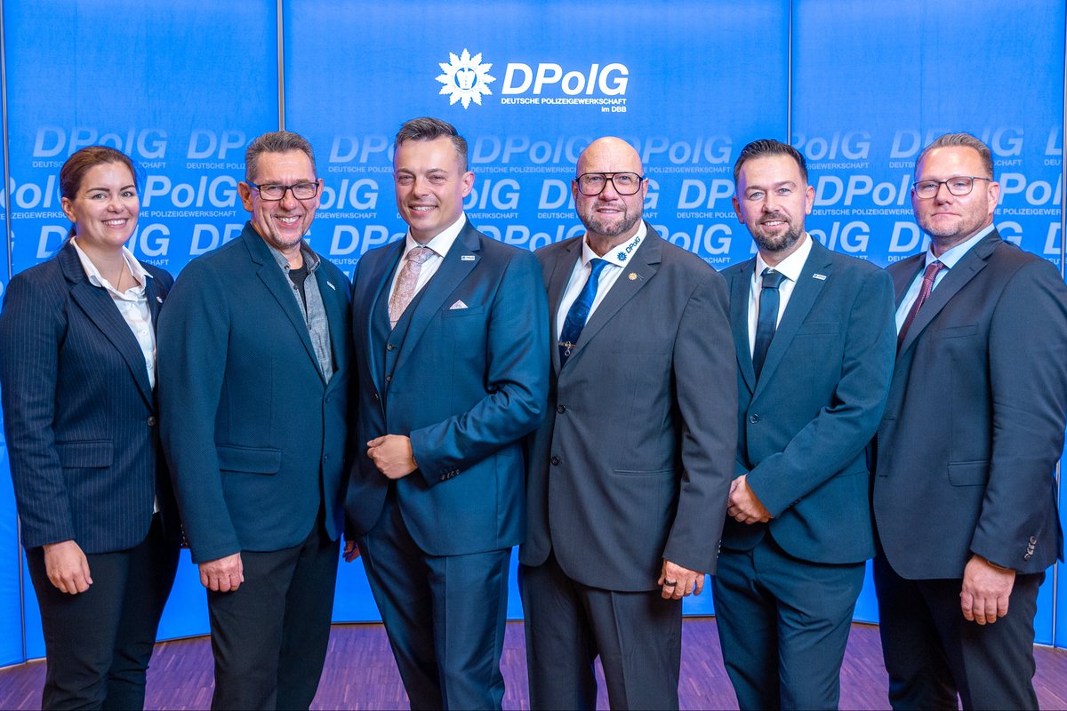 DPolGBerlin's tweet photo. #TeamTeichert steht! Der 25. Landeskongress der DPolG Berlin hat seinen neuen Landesvorstand gewählt. Sechs Köpfe, ein Team – mit @FFTeichert an der Spitze. Alle Mitglieder im Porträt und ihre Aufgaben 1/2 ➡️ https://t.co/SO6ncBIIME https://t.co/7PcQQViQIX