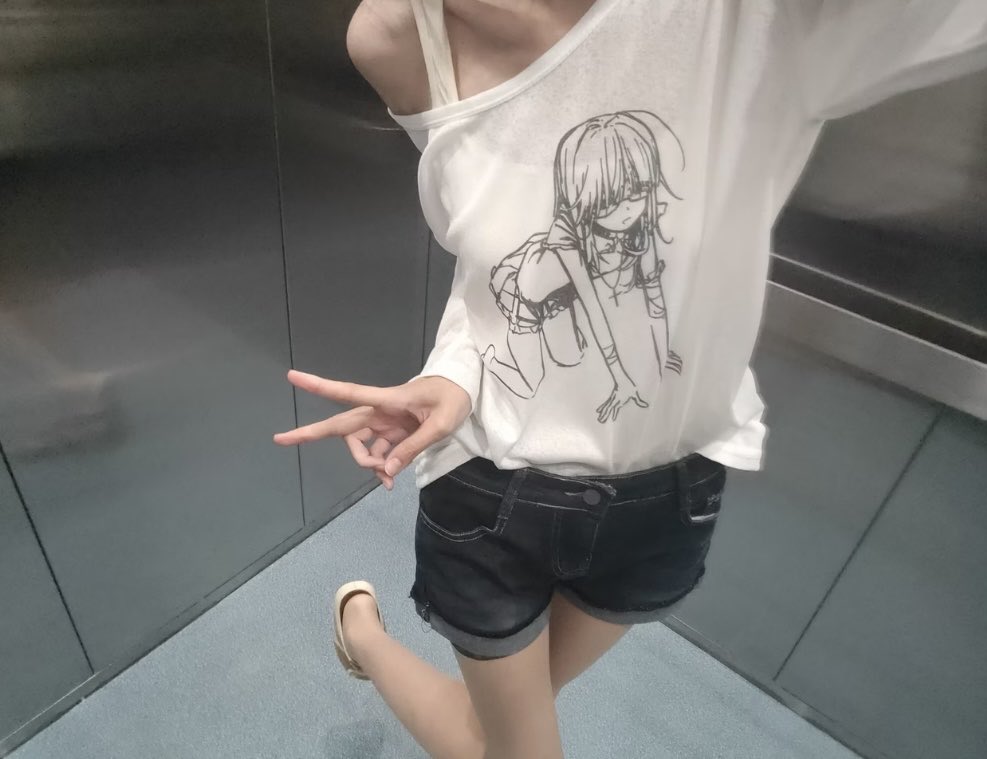 AmitPar35160718's tweet photo. 刚才在电梯里，有人盯着我看，我说你看什么呀，他说看你胸大… 我说你看错了。我胸大但是我心小，容不下你这眼神 #大胸 #hrt https://t.co/jAc0ZVK3dL