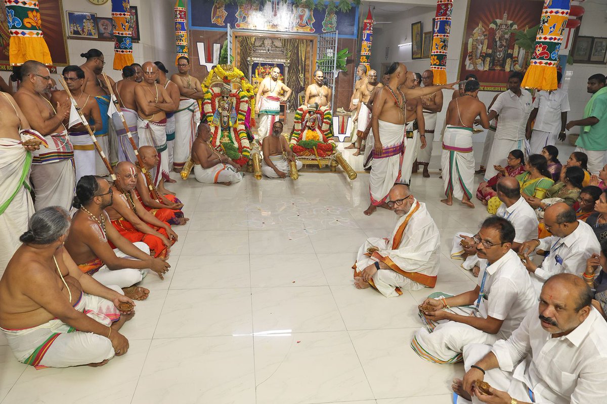 TTDevasthanams's tweet photo. తిరుమలలో శ్రీకృష్ణ జన్మాష్టమి వేడుకల్లో భాగంగా ఉట్లోత్సవం వైభవంగా జరిగింది.

శ్రీమలయప్పస్వామివారు, శ్రీకృష్ణస్వామివారు తిరువీధుల్లో ఊరేగుతూ ఉట్లోత్సవాన్ని తిలకించారు.

శ్రీవారి కృపతో అందరికీ సుఖశాంతులు కలగాలి.
గోవిందా..గోవిందా!

#TTD #Tirumala #Utlotsavam #Janmashtami #Govinda https://t.co/ZDJPNbpwVh