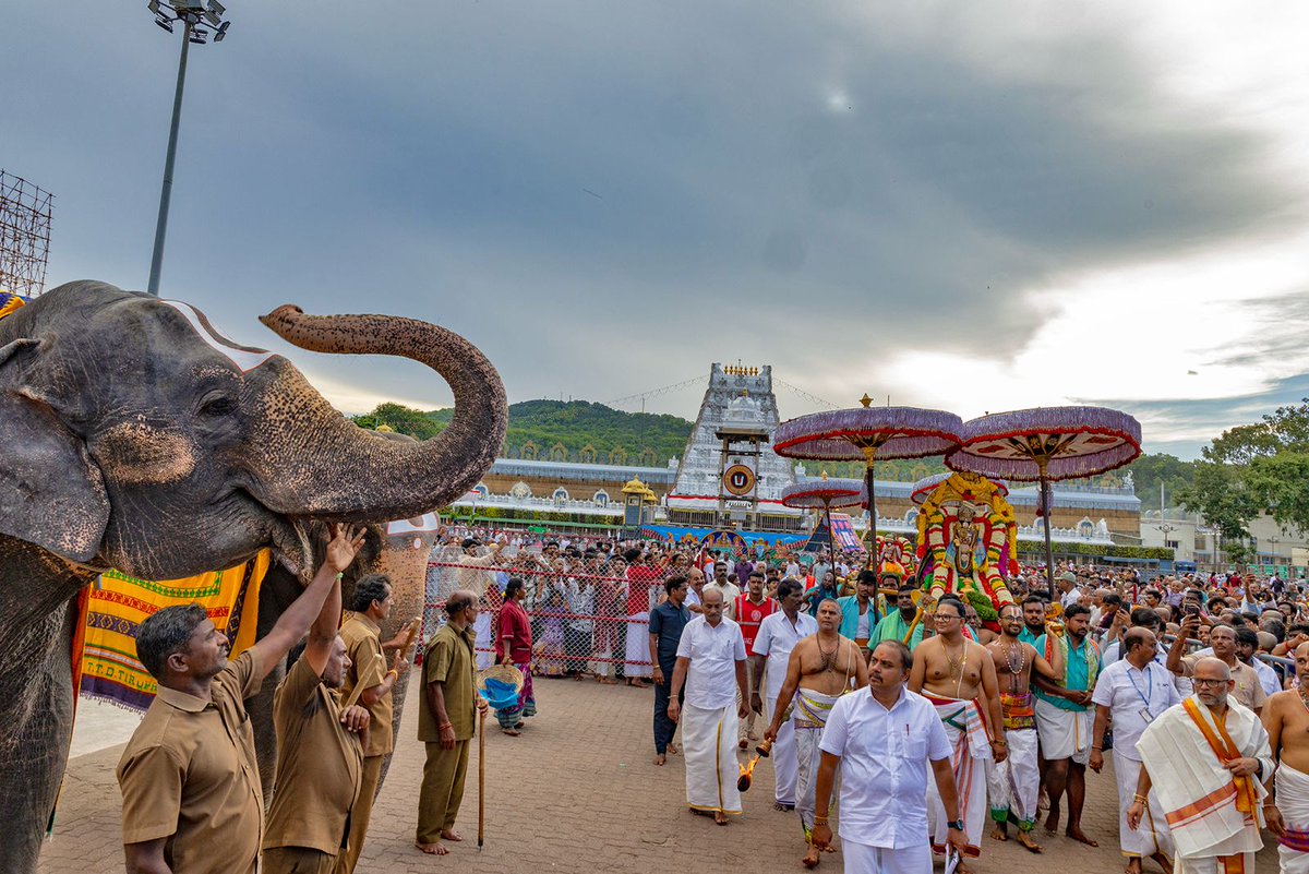 TTDevasthanams's tweet photo. తిరుమలలో శ్రీకృష్ణ జన్మాష్టమి వేడుకల్లో భాగంగా ఉట్లోత్సవం వైభవంగా జరిగింది.
#TTD #Tirumala #Utlotsavam #Janmashtami #Govinda https://t.co/CICNdOey5y
