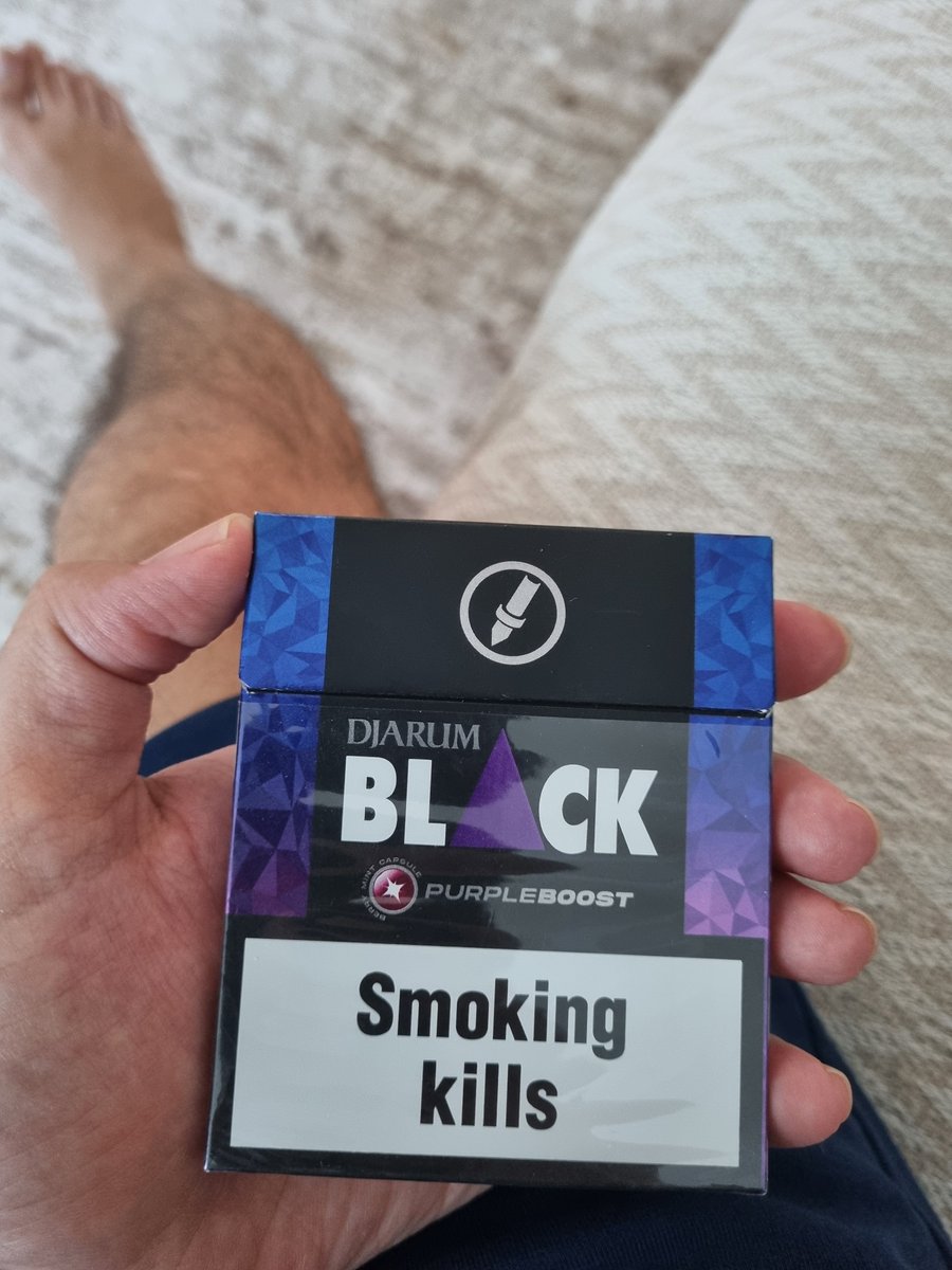 ozi_just's tweet photo. Baktım herkes siteye aromalı sigara atıyor ben de attım #black https://t.co/TLyHtl07y4