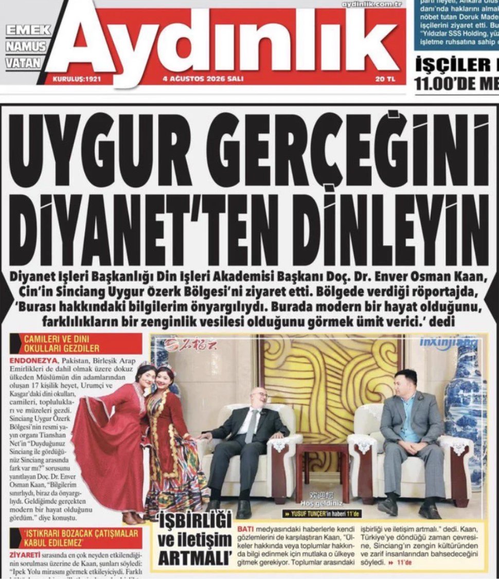 aydnnmn's tweet photo. Müslüman jurnalcisi Çin muhbiri yine hezeyandan geri durmuyor. 

İlk olarak 4 Ağustos'ta konuyu manşete taşıyarak gündeme getiren Çin taraftarı Vatan Partisi'nin yayın organı Aydınlık'a söz söyleme cesaretini bulamadığı için @dailyislamist'e bulaşmayı tercih ediyor :)

Doğu Türkistanlı muhacir kardeşlerimiz de haber ajansları da olayı bu manşetten sonra öğreniyor.

Çin ajanslarında ise röportajın ilk paylaşım tarihi 31 Temmuz.

@dailyislamist tüm bu olanlardan günler sonra (5 Ağustos) ilk haberi giriyor. Ama sen sanki ilk gündeme getiren @dailyislamist miş gibi müfterilik yapıyorsun.

Bununla kalmıyor kafandan bir "operasyon" senaryosu yazıyorsun. Enver Osman Kaan'ı görevden alan Cumhurbaşkanı Erdoğan'ın da mı bu operasyona dahil olduğunu ima etme hadsizliği yapıyorsun yoksa? Veya Kaan'a tepki gösteren Doğu Türkistanlı muhacir kardeşlerimizi de mi "operasyon çekmekle" suçluyorsun?

Sen Şangay'a gidip Doğu Türkistanlıların yaşadığı şeyler için "bir takım senaryolar" diyen biri olarak başkalarını "bir yerlere hizmet etmekle" suçlayacak en son kişisin Karagöz.