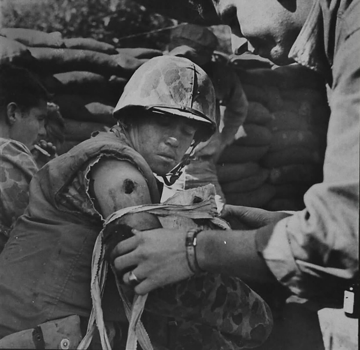 ForgottenWarPic's tweet photo. Patching up a casualty on the 1st Marine Division's front near Panmunjom, North Korea in October 1952. https://t.co/vFoUaa0wFf