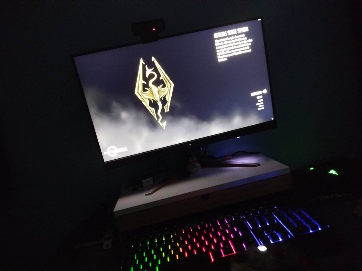 Dany40k's tweet photo. Es sábado y el cuerpo lo sabe @bethesda_ESP 🌚

#Skyrim 
#TheElderScrollsV https://t.co/JyiMP3PXVk
