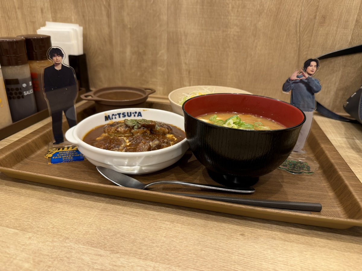 okoho__mi's tweet photo. 昼の部で終わったら何食べますかと聞きました🙋‍♀️
昨日仕込んでいた豚汁とお答え頂きましたので豚汁と
夜の部で夜何食べたらいいか聞かれていて👂
ステーキとお答えしていたので肉塊違いですがハンバーグ
そしてこちらが不思議がっていたアクスタの使い方です
#間宮祥太朗
#まみやファンミーティング2026 https://t.co/4NvNMUxMOx