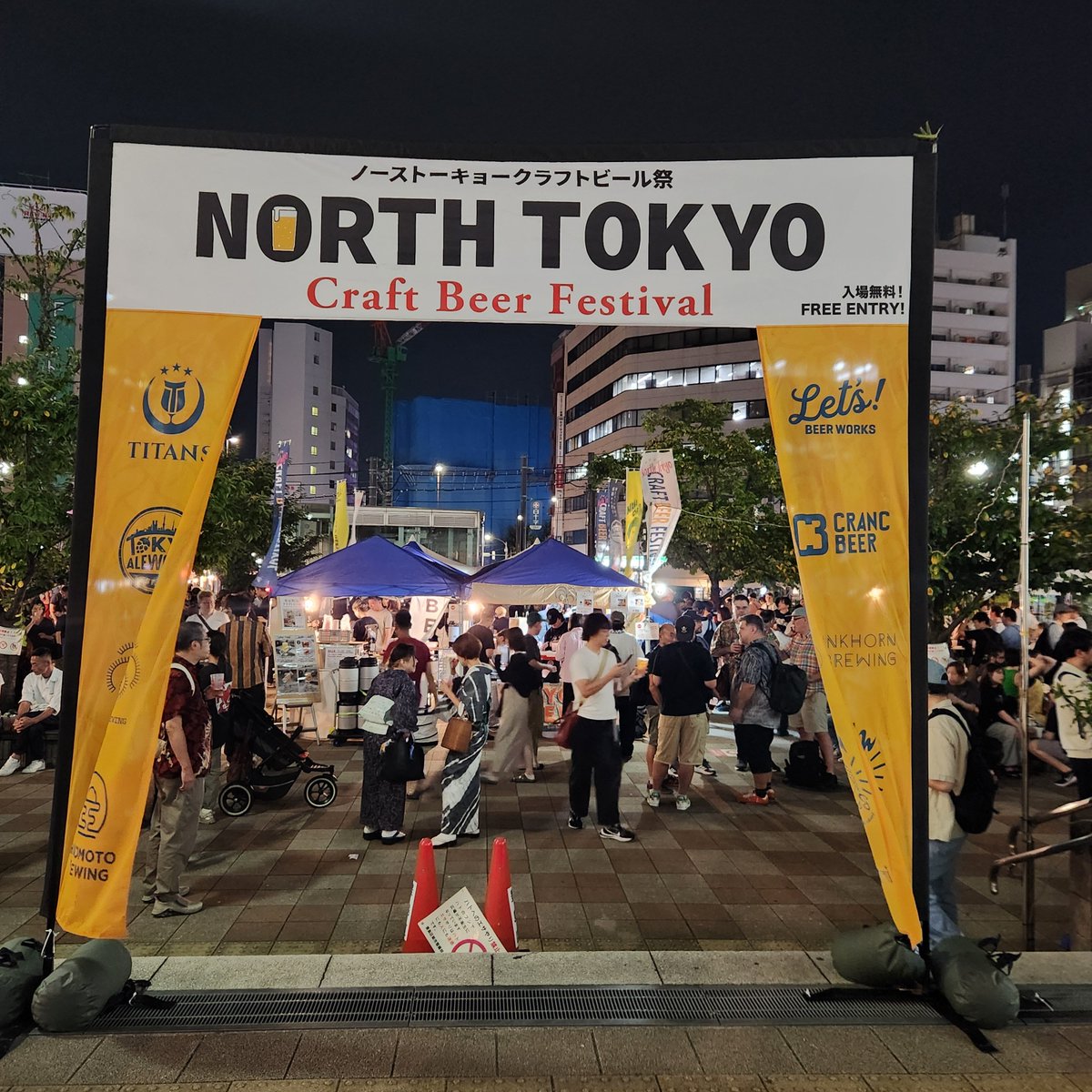 momozo64816411's tweet photo. そして錦糸町からの 『NORTHTOKYO CRAFT BEER FESTIVAL』
・ダウンタウン東京ブラウン
#TOKYOALEWORKS
・かぼすセッションエール
#Letsbeerworks
今回は涼しいし､雨も降ってないので人出が多い！かなり盛り上がって楽しく､初めて最後までいた🕺明日は大雨の予報☔️😱 https://t.co/EJrYSCIm7q