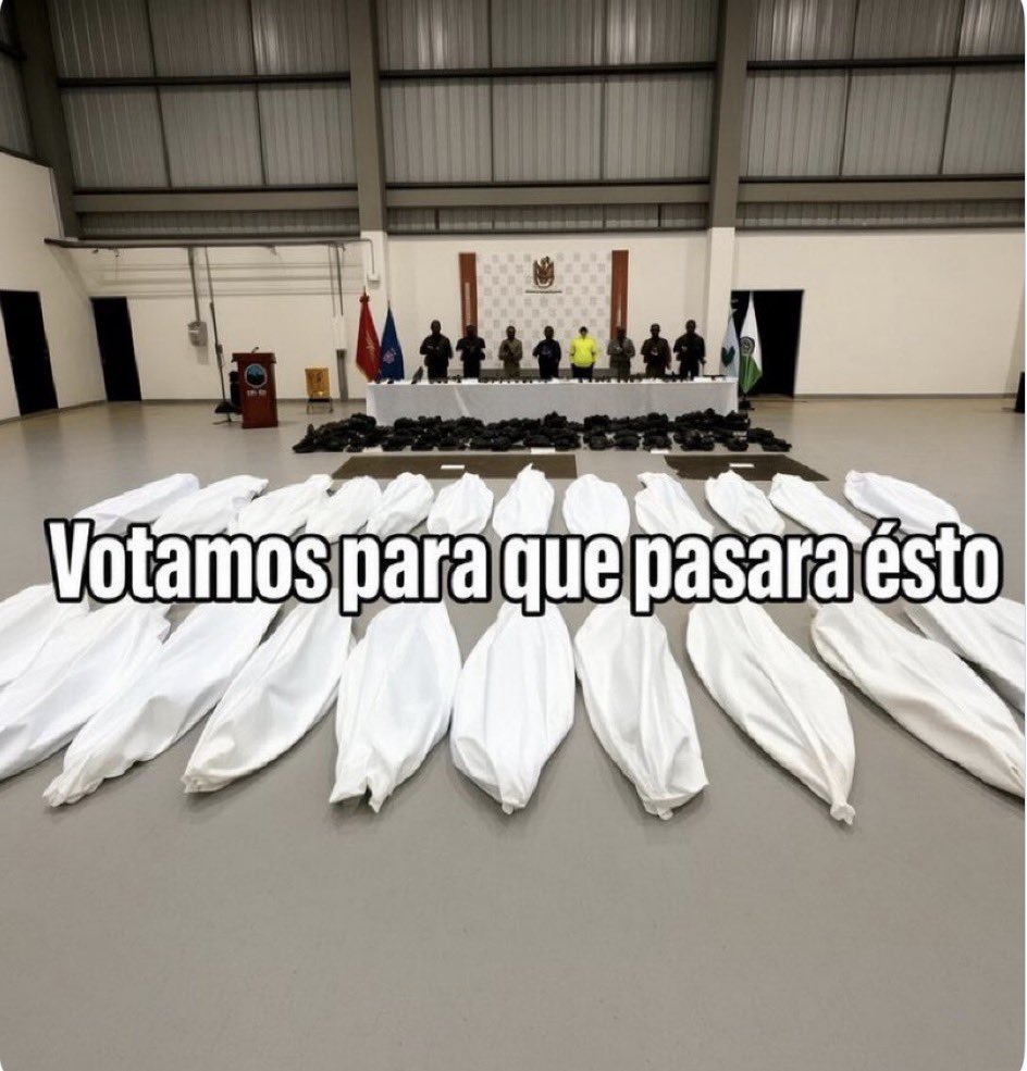 juanremolina's tweet photo. @petrogustavo A Ud nadie le tiene q dar explicaciones, Ud es un narco-criminal x eso está en la lista Clinton.

Gracias Sr Presidente @ABDELAESPRIELLA por darle buen uso a las bolsas blancas de la Paz ✌️. 

Q los bandidos escojan, sometimiento o bolsa blanca!!! https://t.co/YDyC5Rh106