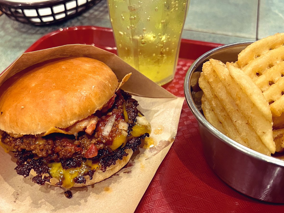 7_suzu's tweet photo. 人生一美味しいハンバーガーとポテトを食べた
CR revive現地楽しみだ https://t.co/yWKkFYi58y