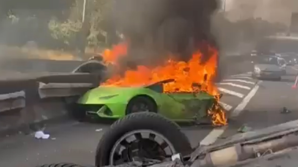 info_Paris_IDF's tweet photo. 🔴 FLASH - #Romainville : Deux morts et quatre blessés.

👉 C’est le bilan d’un terrible accident qui a eu lieu sur la A3 samedi matin. Deux véhicules ont été impliqués, dont une voiture de sport Lamborghini qui a fini en flammes et coupée en deux. (ActuFr) #SeineSaintDenis https://t.co/hQaGzIbYY8