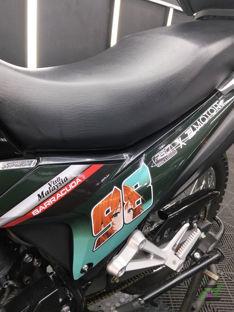 FauzanFZmy's tweet photo. Petronas Jean Grey × Sixty Nine Bike Spa &amp; Garage 

#LETBE #Hawk200i #JeanGrey #Petronas #BikeLife https://t.co/nG7920m8w2