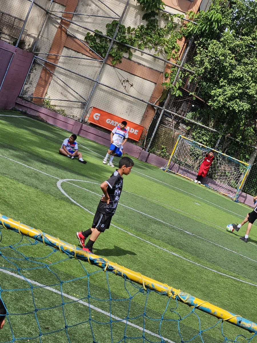 cisco_fiag's tweet photo. En la col. Málaga hay un equipo de fútbol de niños que usa el uniforme de firpo 🔴⚪️🔵🥹 https://t.co/bjUfLyQdNi