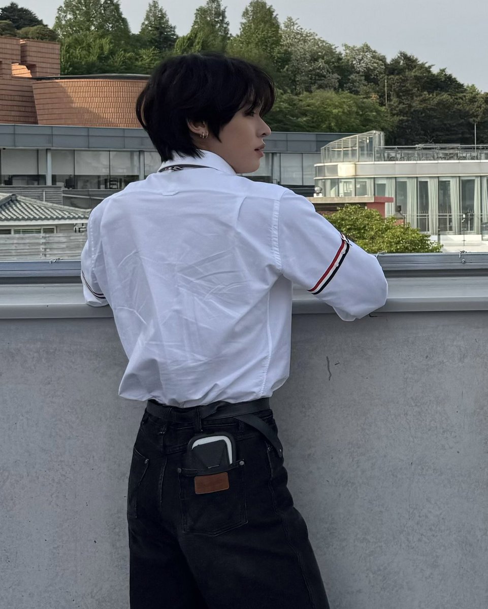 milkuri0628's tweet photo. 셔츠입었을때 드러나는 역삼각형 프레임 https://t.co/v4p9nVofIt