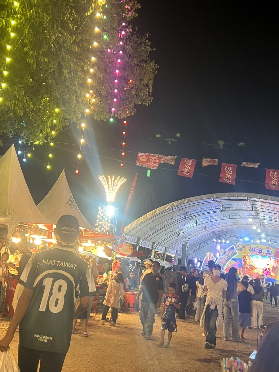 Srunya2540's tweet photo. คืนนี้ งานบอลลูนสงขลา💦 #สงขลา #จะนะ #นาทวี #หาดใหญ่ https://t.co/YwPI5XGggK