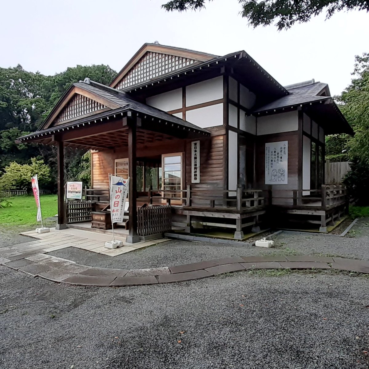 Jisai_M's tweet photo. ８月２９日、足利市・八雲神社。雨が止み、セミの鳴き声が境内に響いていました。その声はすべてツクツクホウシです。気温とともに夏の終わりを如実に感じます。
今日から「森高千里2026-27 今夜もWe feel fine♪」ライブツアーが始まりました。今日の参拝ではまずツアーの無事成功を願いました。 https://t.co/5eipKyz6fD