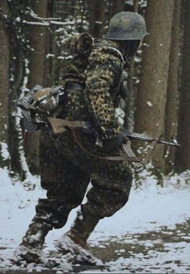 Das_Pazer's tweet photo. ⬛⬜🟥 #German Waffen-SS soldier https://t.co/5iIp97V6Vr