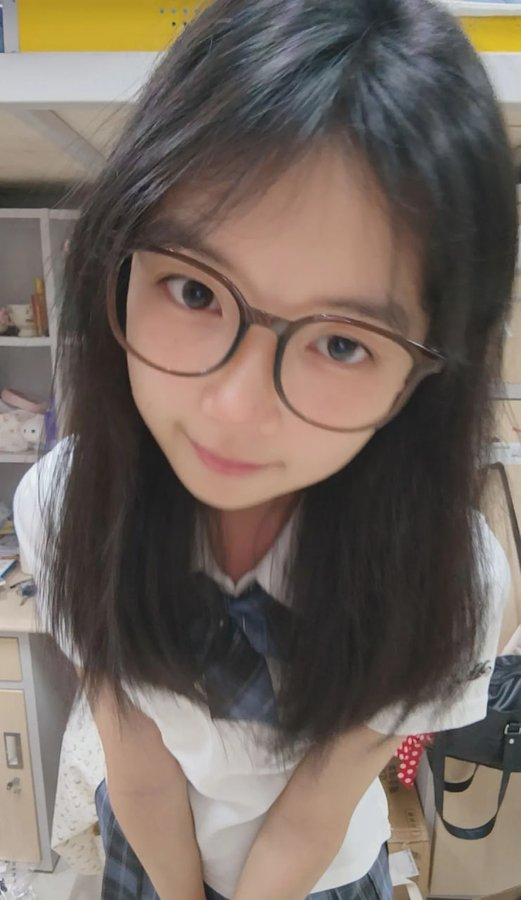 will410854's tweet photo. 请对我残忍一点    不要觉得我年纪小    就不好意思出手 https://t.co/v0K37zjMww