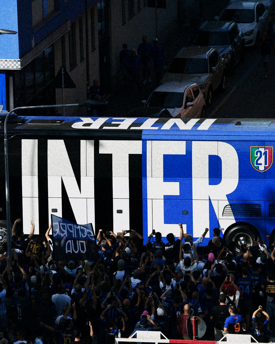 Inter's tweet photo. Il nerazzurro che si mescola con il nerazzurro 🖤💙 https://t.co/XwxpZXYj02