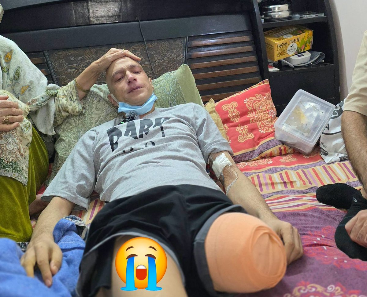 _mussegareeb's tweet photo. Kupwara | 28-year-old orphan Hazim Gulzar from Kralpora has lost his left leg to cancer. 💔

His brother makes a heartfelt appeal for help for his further treatment and therapy. The family has already sold everything they had. 1/2 👇 https://t.co/QuMXVweQYs