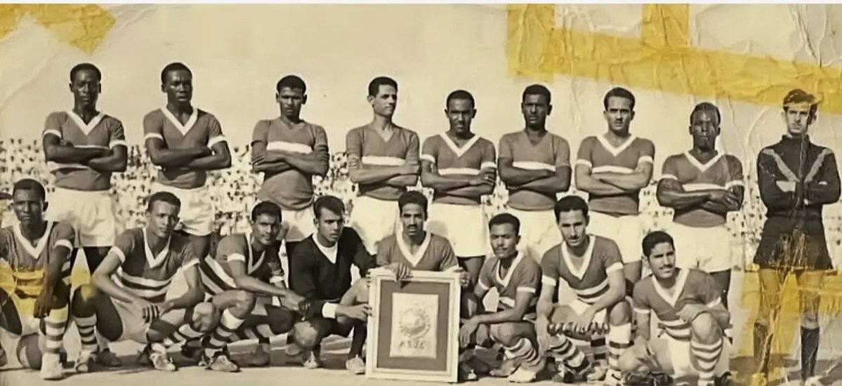 mazenbogari's tweet photo. #نادي_الوحدة
تاريخ ناصع وجذور عميقة تشهد أن #فرسان_مكة كانوا دائماً واجهة للوطن وسفيراً للـ #الكرة_السعودية في مواجهة المدارس العالمية.
في عام 1964م على أرضية ملعب الصبان العريق بمدينة #جدة لم يكن نادي #الوحدة يمثل نفسه فحسب بل كان يحمل لواء الريادة والشرف الرياضي مستعيناً بنجومي #نادي_الهلال (سليمان مطر "الكبش" و مبارك الناصر) ليقف ندّاً عنيداً أمام نادي بونسيسيو البرازيلي #Bonsucesso_Futebol_Clube
أبطال هذه الملحمة التاريخية في الصورة
 وقوفاً من اليمين: 
محمد تركي خياط، خضر علي، محمود زرد، فرج المبروك، مبارك الناصر، صلاح نوح، عبد الله ابو يمن، سليمان مطر (الكبش)، جميل فرج.
 جلوساً من اليمين: الطيب حرازي، محمد لمفون، حسن دوش، سليمان بصيري، علي داوود، سعيد لبان، لطفي لبان، محمود ابو زيد.
نسأل الله الرحمه لمن توفى واطال الله في عمر الاحياء.
هكذا عُرف نادي #الوحدة دائماً، كبرياء تاريخي، وريادة مبكرة، وعراقة تملأ القلوب فخراً وعزاً بأمجاد هذا النادي العظيم.
#تاريخ_الرياضة_السعودية
#المكي_أصيل
#جمهور_الوحدة
#فرسان_الوحدة
#الوعد_المدرجات
#كلنا_الوحدة
#الجمهور_الوحداوي
#شخصيات_خدمت_نادي_الوحدة