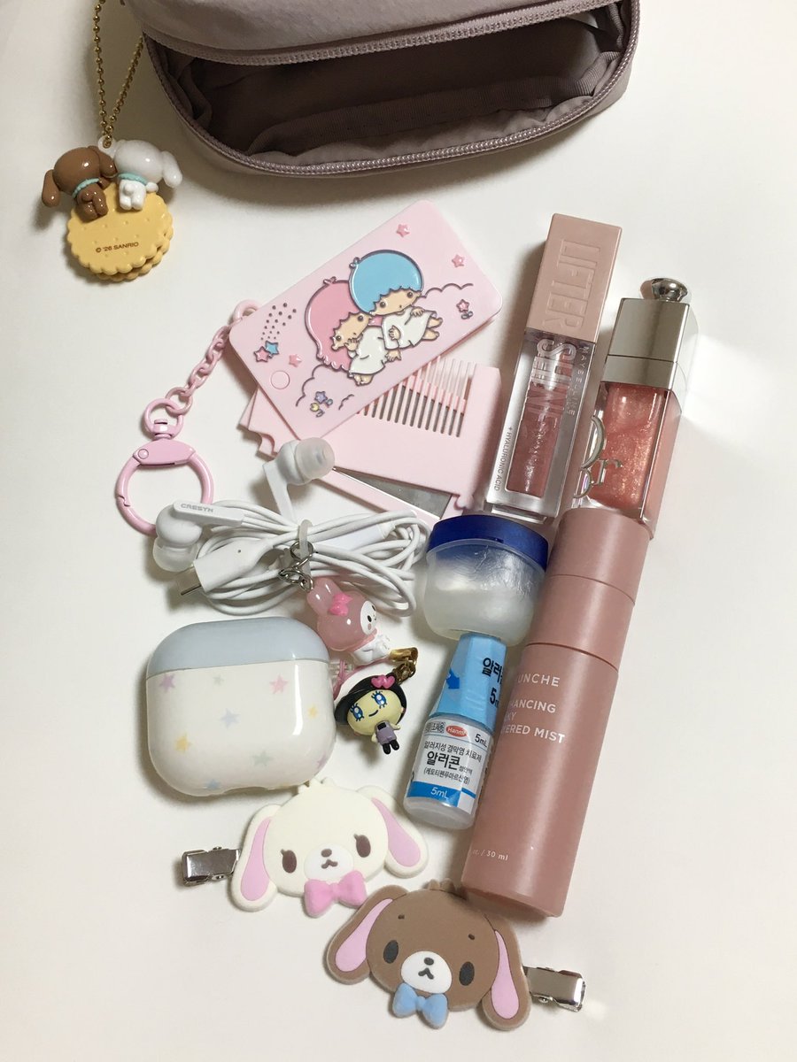 bblhkv's tweet photo. 무인양품 파우치로 what’s in my pouch👝💕

확실히 수납력이 좋긴 하더라구요! 저는 다꾸계답게 파팩(m6)이랑 크기 비교 해봤어요 ㅎㅎ
좀 아쉬운 건 공홈에 비해 색이 너무 탁하다는 거? 핑크라기보단 회색+보라+물 많이 탄 느낌의 컬러인 것 같아요 https://t.co/vD93SQDfhk