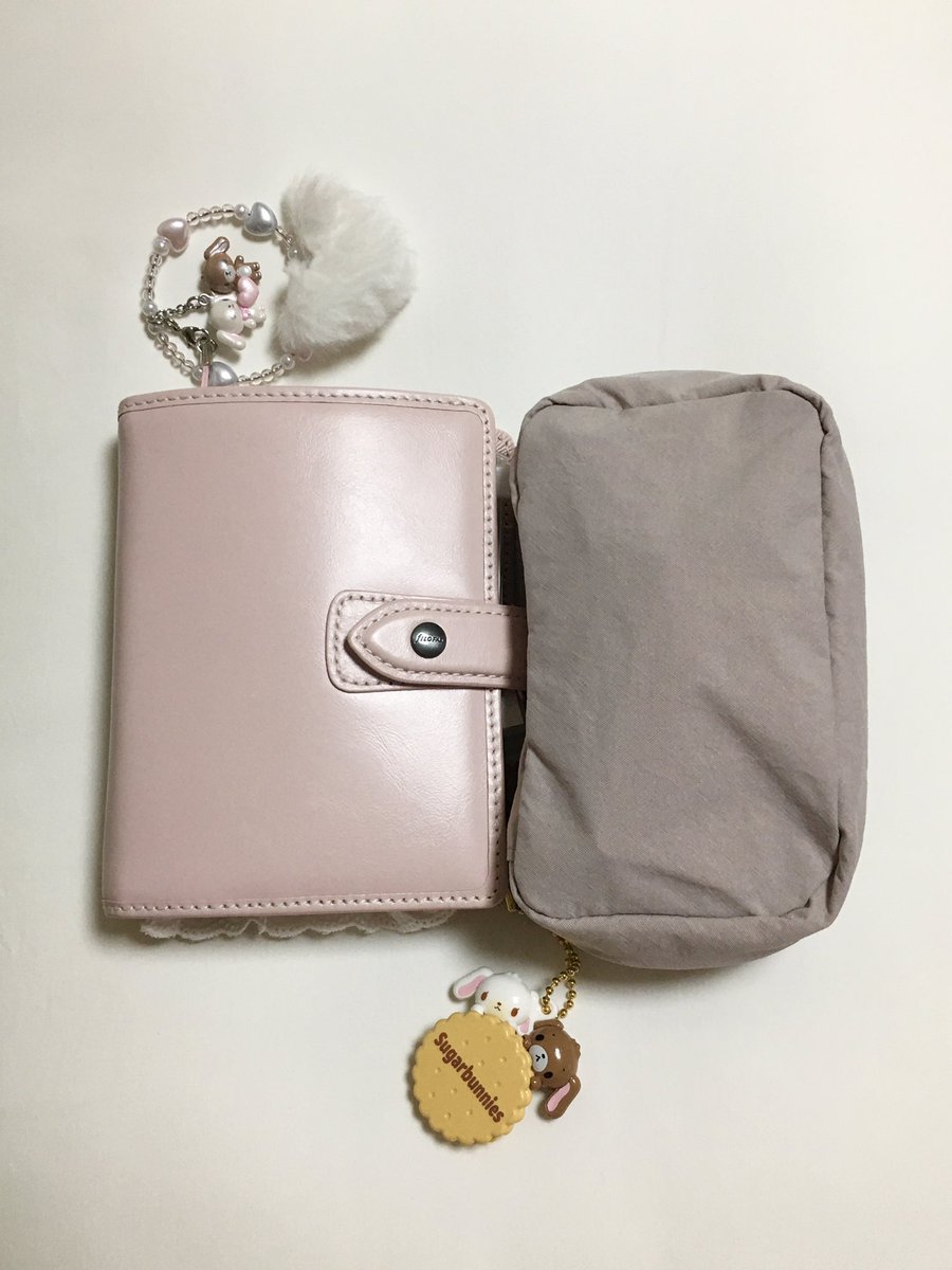 bblhkv's tweet photo. 무인양품 파우치로 what’s in my pouch👝💕

확실히 수납력이 좋긴 하더라구요! 저는 다꾸계답게 파팩(m6)이랑 크기 비교 해봤어요 ㅎㅎ
좀 아쉬운 건 공홈에 비해 색이 너무 탁하다는 거? 핑크라기보단 회색+보라+물 많이 탄 느낌의 컬러인 것 같아요 https://t.co/vD93SQDfhk