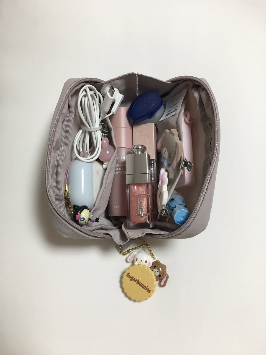 bblhkv's tweet photo. 무인양품 파우치로 what’s in my pouch👝💕

확실히 수납력이 좋긴 하더라구요! 저는 다꾸계답게 파팩(m6)이랑 크기 비교 해봤어요 ㅎㅎ
좀 아쉬운 건 공홈에 비해 색이 너무 탁하다는 거? 핑크라기보단 회색+보라+물 많이 탄 느낌의 컬러인 것 같아요 https://t.co/vD93SQDfhk
