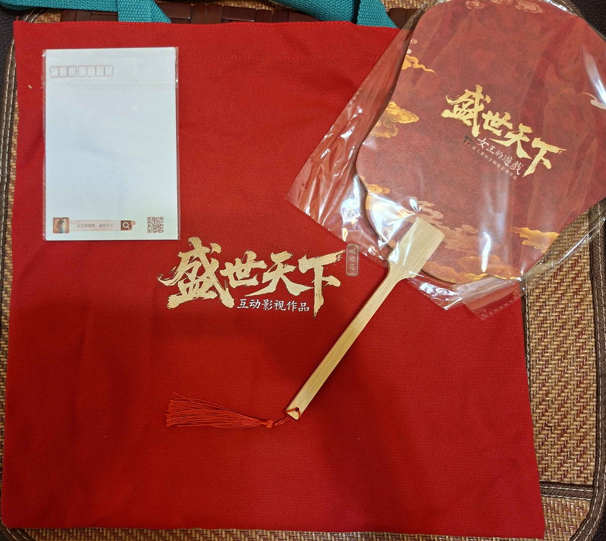 Milk_tea_520's tweet photo. 【女王的遊戲：盛世天下 周邊到了！】
感謝官方寄送活動周邊🤩
帆布包&amp;扇子&amp;明信片超讚的~
媚娘篇+女帝篇 米可緹都打通關啦！
劇情真的很好看🙌
製作人員辛苦了~~~
帶給我們這麼好的遊戲體驗！

#米可緹 #盛世天下 #台V https://t.co/VbsSaejoD5
