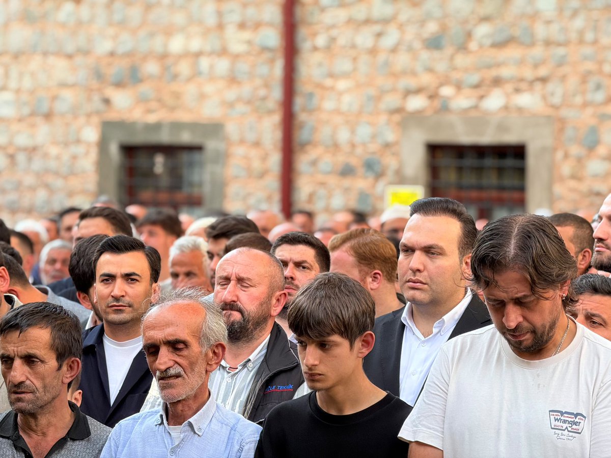coskunkeklik1's tweet photo. 📍Rize

Adnan Sipahioğlu ağabeyimizin kıymetli ağabeyleri Süleyman Sırrı ve Selahattin Sipahioğlu’nu dualarla son yolculuklarına uğurladık.

Merhumlara Allah’tan rahmet; kederli ailesine ve sevenlerine sabır ve başsağlığı diliyorum. 

Mekanları cennet olsun. https://t.co/ctcv72YXNa
