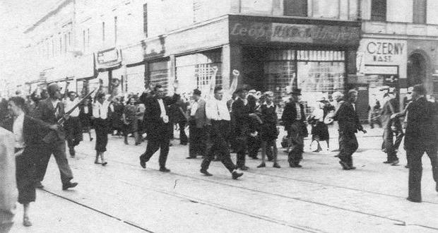 przyby_piotr's tweet photo. Dnia 04.09.1939r. niemiecki Wermacht morduje w Katowicach polskich harcerzy  w wieku 11-14 lat.Nasi bohaterowie prowadzili ostrzał z wieży do wkraczających Niemców. Do największej egzekucji Polaków dochodzi na ul.Zamkowej tu mordują 80 osób.Polaków wskazywali niemieccy sąsiedzi. https://t.co/RWxoQRcBdd