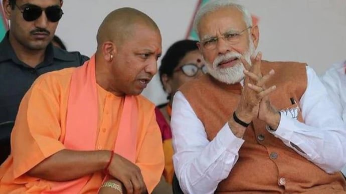 Vishal_aawaj's tweet photo. यूपी की सियासत में आज जो हवा बह रही है, वह भाजपा के लिए एक बड़े राजनीतिक खतरे का संकेत दे रही है. जिन मजबूत स्तंभों पर पार्टी की नींव टिकी थी, आज वे ही दरकते नजर आ रहे हैं।

सबसे बड़ी सेंध भाजपा के उस कोर वोट बैंक में लगती दिख रही है, जिसे कभी उसका सबसे पक्का साथी माना जाता था। 

ब्राह्मण समाज और सवर्ण मतदाताओं में इस बात को लेकर भारी आक्रोश है कि सत्ता में रहते हुए भी उनकी लगातार अनदेखी की गई। 

दूसरी तरफ, यूपी का युवा वर्ग सरकार की नीतियों से बुरी तरह तंग आ चुका है। लगातार होते पेपर लीक, लटकी हुई सरकारी भर्तियां और बढ़ती बेरोजगारी ने युवाओं के सब्र का बांध तोड़ दिया है। 

जो युवा रोजगार की आस में सालों-साल मेहनत करता है, जब उसे निराशा और लाठियां मिलती हैं, तो उसका यह आक्रोश किसी भी सत्ता को उखाड़ फेंकने के लिए काफी होता है।

इसके साथ ही, घर-घर की रसोई तक पहुँची बेतहाशा महंगाई ने आम परिवारों का जीना मुहाल कर दिया है। जब खाली जेब, बेरोजगार युवा और छला हुआ सवर्ण वर्ग एक साथ मिलकर सरकार के खिलाफ खड़े होते हैं, तो सत्ता परिवर्तन की राह खुद-ब-खुद साफ होने लगती है। 

अगर भाजपा ने वक्त रहते इस जन-आक्रोश को नहीं समझा, तो इस प्रचंड विरोध की लहर में उसका सफाया होना पूरी तरह तय माना जा रहा है।