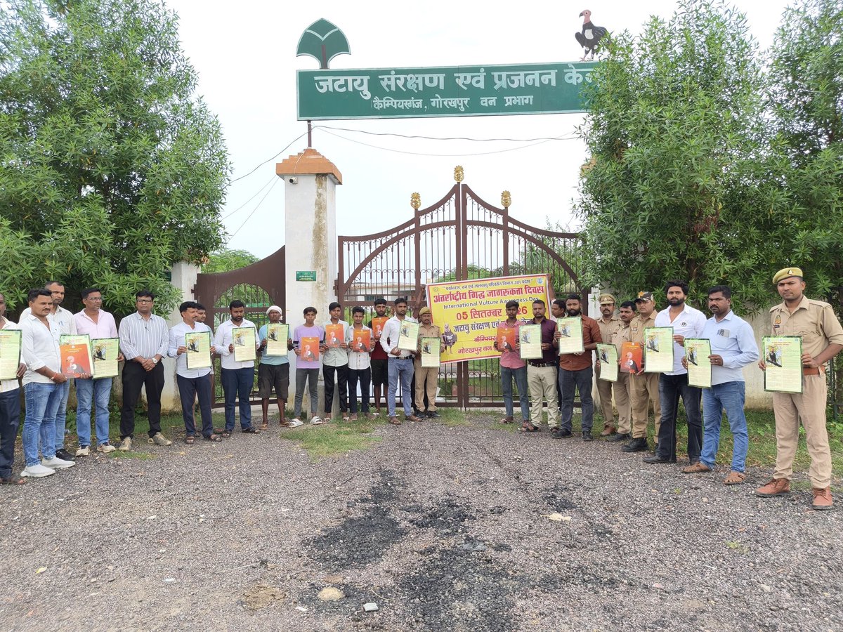 UpforestUp's tweet photo. अतराष्ट्रीय गिद्ध जागरूकता दिवस का आयोजन जटायु संरक्षण एवं प्रजनन केन्द्र मे किया गया, जिसके क्रम मे केन्द्र मे कई विद्यालयो के छात्र निबंध प्रतियोगिता, चित्रकला, भाषण ने प्रतिभाग किये थे, केन���द्र पर सभी को पारिस्थितिकी तंत्र में गिद्धों की उपयोगिता के बारे में बताया गया (1/3) https://t.co/GnnYS79mLq