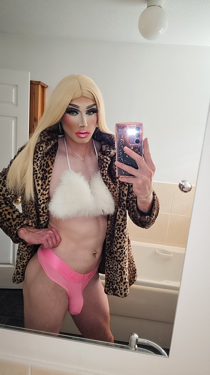JessTheBarbieG's tweet photo. Who doesn't love a little fur 🤍 #crossdresser #femboy #sissy https://t.co/BiVhYgrLNY