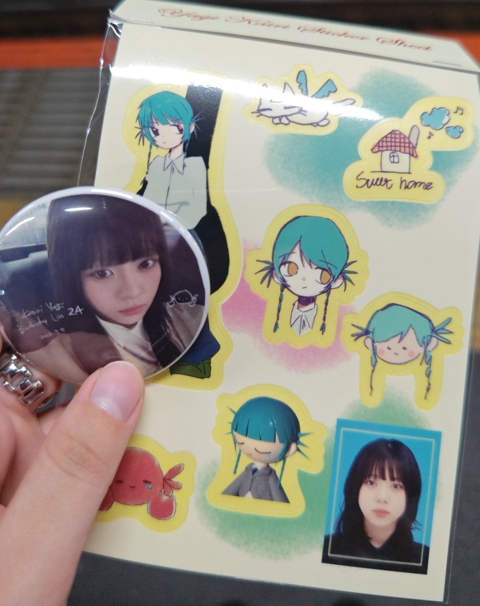 somaban0's tweet photo. 海莉ちゃんのライブはじめて行ってきましたー
歌上手すぎるし、声透き通ってて、高音が綺麗でなによりメロディがいい
しかも滅茶苦茶かわいくて、目が宝石みたいで黒目が綺麗で吸い込まれそうでずっと見つめてしまった
缶バッチは写真入りが当たってハピハピ

絵を描きたくなってきた https://t.co/GGhmHcUmWb