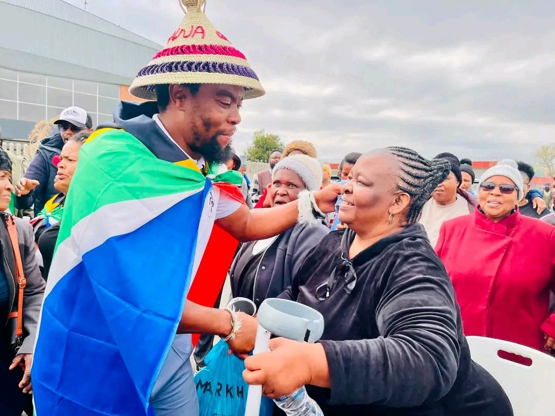 jackson_rem's tweet photo. Phakelumthakathi was invited by Basotho in Qwaqwa, they assured him that Nhlanhla Lux doesn't speak for Sotho people. They also said they have a problem of illegal immigrants, and informed him of Somalians who were attacking local activists few weeks back https://t.co/d2ALP2LPsb