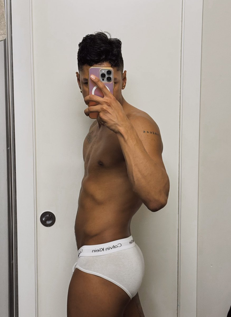 Ttaurinos's tweet photo. White underwear to mix my tone. https://t.co/5OQTXbCv2E