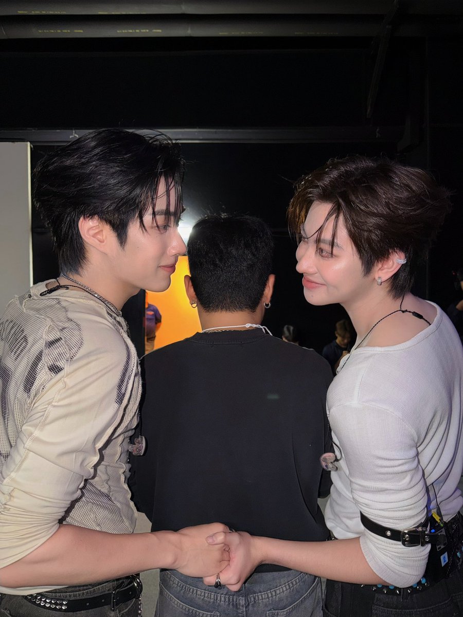 kerdomundi's tweet photo. สารวัตรโยชามีอะหยังแคลงใจ๋กับหมวดวินธัยกาครับ เอาจ่าเสามาบังหน้า อ้างว่าผิดวินัยเพราะว่ามาทำงานวันอาทิตย์ ตี้แต๊แค่จะแอบจกมือกั๋นอยู่ข้างหลังนี่เอง ลงบันทึกประจำใจ๋ไว้ก่อนเน้อ คราวหน้าป้าคงต้องขอสอบปากคำเพิ่มละหนาครับ🫡

#CATEXPOPxTleFirstone https://t.co/kNKbDpC6L4