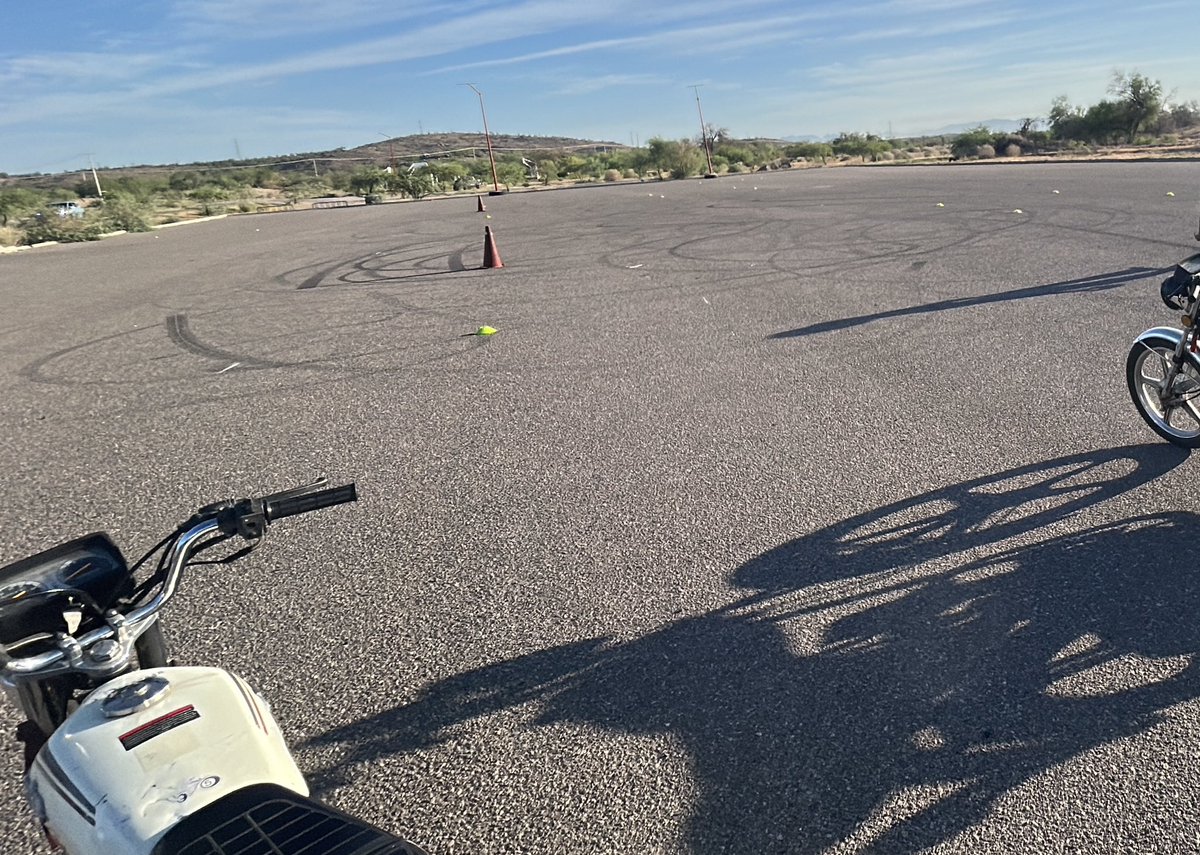 Zerosqwp's tweet photo. Mientras tomaba clases de manejo de motocicleta me di cuenta que me dan miedo las motocicletas D: https://t.co/XpwnZ0UYlF