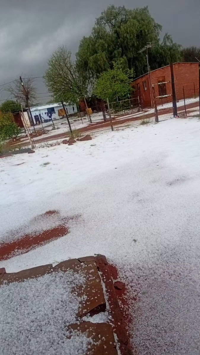 ReenvalSA's tweet photo. Olifantshoek Northern Cape📷Garreth Mienies @peoples_weather @SAWeatherServic @VoxWeatherZa @AgriSA1904 @landbou @TheCitizen_News @maroelamedia @_ArriveAlive https://t.co/qINpFBfoJY