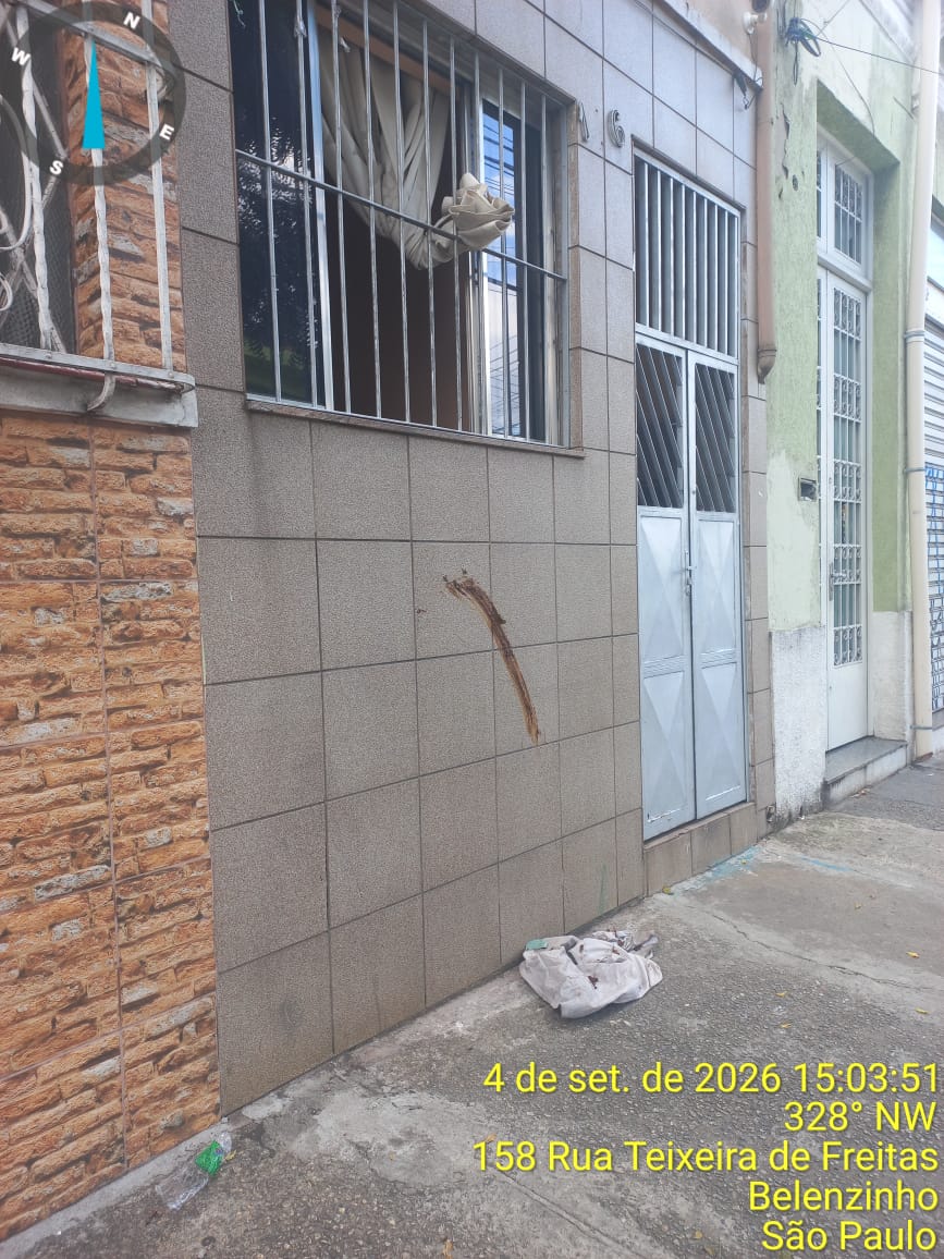 oamigodacidade's tweet photo. A vereadora @lunazarattini que agora é candidata a deputada, vetou a mudança de um abrigo de cracudos no bairro do Belenzinho, junto com o quase morto do @esuplicy 

O resultado? O bairro virou um caos e imagens assim das casas dos moradores são diárias. 

A vereadora não gostaria desta cena na porta da casa dela, nem o deputado. Então por que permite em outras casas? Porque são dois canalhas e demagogos!