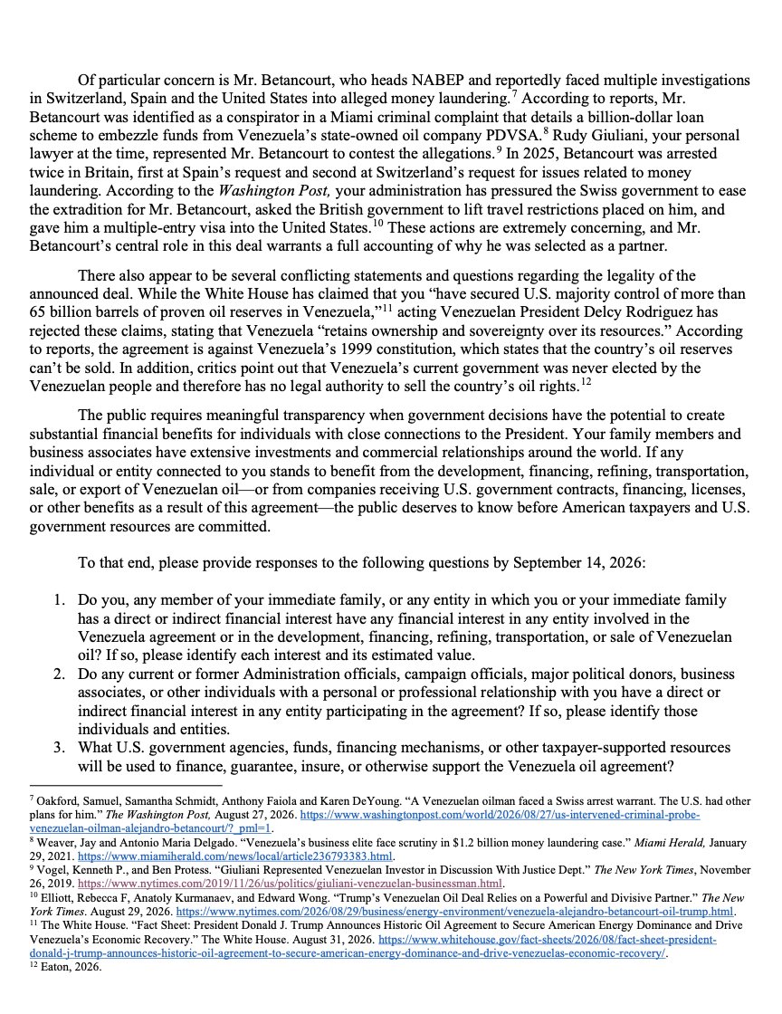 alandete's tweet photo. 🇻🇪Si los demócratas ganan las elecciones parciales y recuperan capacidad de control en la Cámara, este acuerdo petrolero con Venezuela puede convertirse en uno de los primeros frentes de choque con la Casa Blanca.

La transición democrática en Venezuela ha sido hasta ahora un asunto bipartidista en EE.UU., pero la entrada de Alejandro Betancourt en el nuevo acuerdo empieza a romper ese consenso. El congresista demócrata Raja Krishnamoorthi ha enviado la primera carta a la Casa Blanca cuestionando directamente la operación.

Pide a Trump:

Que revele si él, su familia, aliados, donantes o socios pueden beneficiarse del acuerdo.
Que explique qué fondos o garantías públicas de EE.UU. se utilizarán.
Que detalle qué controles existen para evitar conflictos de interés.
Que aclare el papel de Betancourt, investigado por presunto blanqueo en varios países.
Que informe sobre otros posibles beneficiarios vinculados a Trump o a NABEP.

La Casa Blanca tiene hasta el 14 de septiembre para responder.